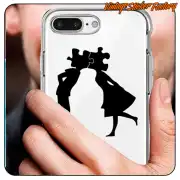 Design de deux silhouettes avec des pièces de puzzle sur la tête, appliqué sur une coque de téléphone