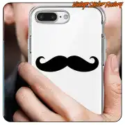 Pegatina de bigote negro aplicada en la funda transparente de un teléfono