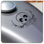 Vinilo de calavera con rosas y la palabra Passion aplicado sobre una moto