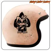 Pegatina negra de gata con traje de piloto sobre casco beige.