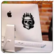 Pegatina negra de calavera Frankenstein aplicada en la parte trasera de un ordenador