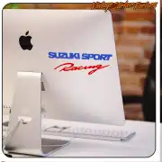 Adhesivo «SUZUKI SPORT Racing» aplicado en la parte trasera de un ordenador