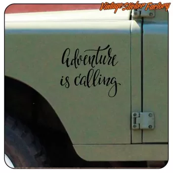 ADVENTURE IS CALLING AUFKLEBER. KAUFEN SIE VINYLAUFKLEBER.