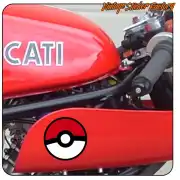 Poké Ball appliquée sur le réservoir rouge d’une moto