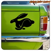 Vinilo de conejo negro aplicado en la parte trasera de un coche verde