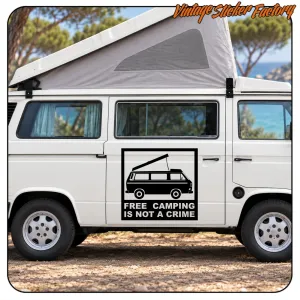 Vinilo negro con furgoneta camper de techo elevable y mensaje «FREE CAMPING IS NOT A CRIME» en una furgoneta blanca