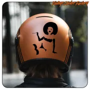 Pegatina de figura con peinado afro aplicada en un casco naranja