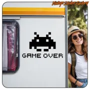 Vinilo negro GAME OVER con figura pixelada aplicado en el lateral de una furgoneta.