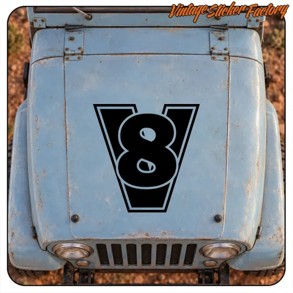Vinilo negro con emblema V8 sobre el capó de un vehículo azul.