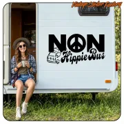 Pegatina NON Hippie Bus negra aplicada sobre el lateral de una caravana blanca.