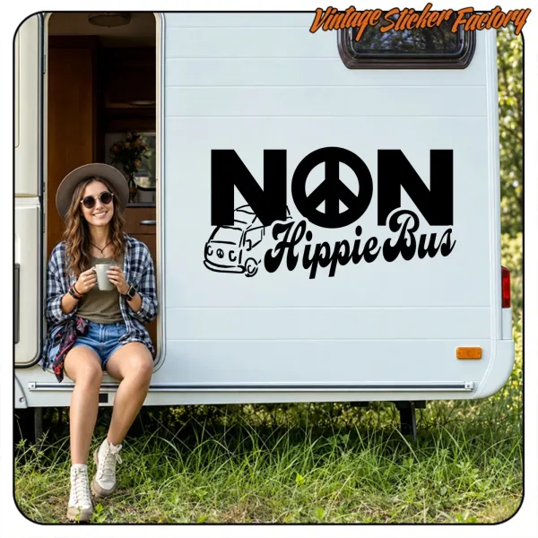 Vinilo negro NON Hippie Bus aplicado en el lateral de una caravana blanca.