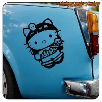 Detalle de pegatina negra de gata con sombrero y calavera sobre un coche azul.
