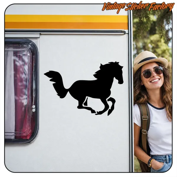 Autocollant représentant une silhouette de cheval noir posé sur le côté d’une caravane