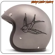 Pegatina de golondrina negra aplicada en un casco gris