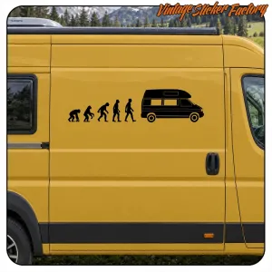 Vinilo negro de evolución humana y furgoneta colocado en el lateral de una furgoneta amarilla