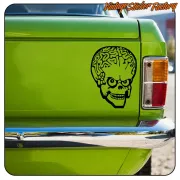 Vinilo Mars Attacks negro aplicado en la parte trasera de un coche verde