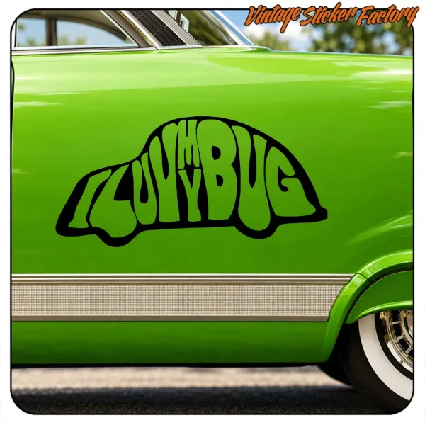 Detalle del vinilo I LOVE MY BUG en la carrocería verde de un coche.