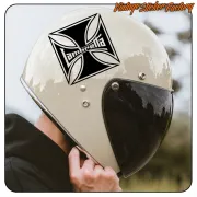 Pegatina Cruz de Malta negra aplicada en un casco blanco