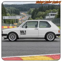 Coche blanco con pegatina MK1 THE ORIGINAL THE BEST en el lateral