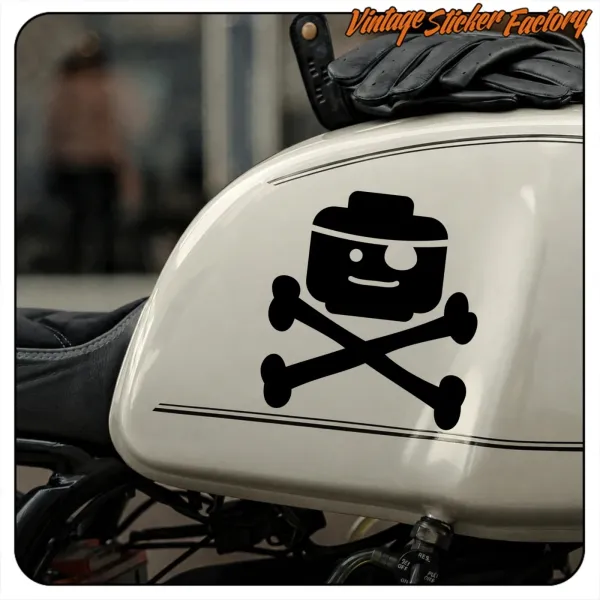 Vinilo de pirata con figura de bloque y tibias cruzadas aplicado en el depósito de una moto.