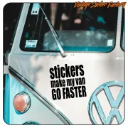 Vinilo negro «stickers make my van go faster» aplicado en el frontal de una furgoneta clara