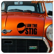 Pegatina negra I AM THE STIG sobre el capó naranja de un coche clásico