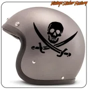 Pegatina negra de calavera con sables cruzados en casco gris