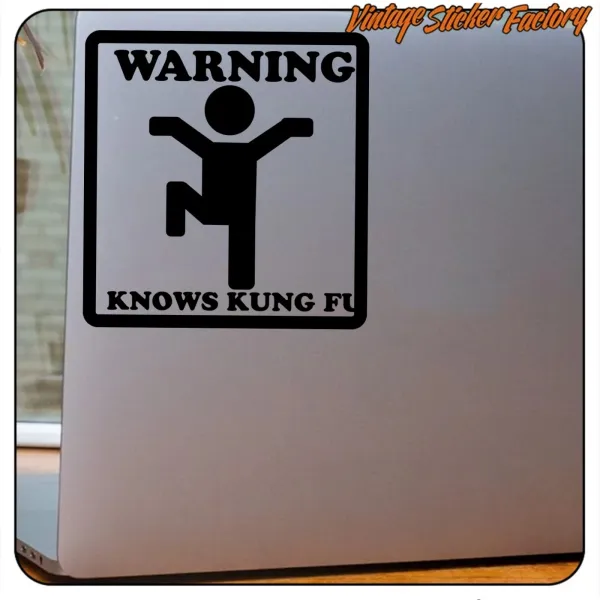 Pegatina «WARNING KNOWS KUNG FU» aplicada sobre la tapa de un portátil