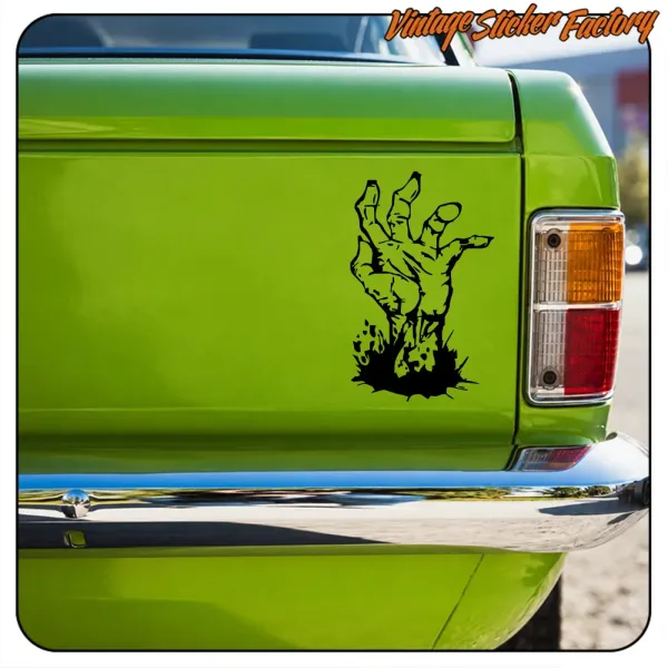 Vinilo de mano zombi en el lateral trasero de un coche verde