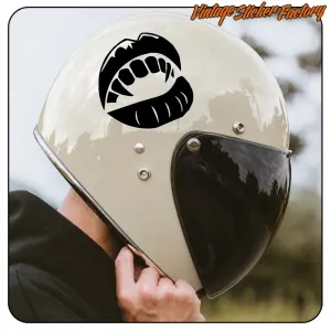 Bouche aux crocs noirs appliquée sur un casque de moto blanc