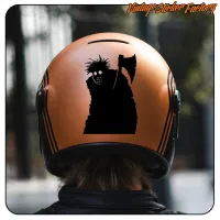 Vinilo negro de criatura con hacha colocado en la parte trasera de un casco naranja
