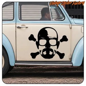Pegatina negra de calavera con barba y huesos cruzados aplicada en la puerta de un coche