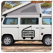 Vinilo ABIERTO POR VACACIONES negro aplicado en el lateral de una furgoneta camper