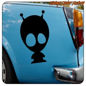 Vinilo negro con silueta de alienígena sobre la carrocería azul de un coche