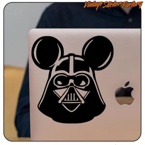 Vinilo negro de Darth Vader con orejas redondas aplicado en un portátil