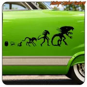 Pegatina negra de evolución alienígena aplicada en la puerta de un coche verde
