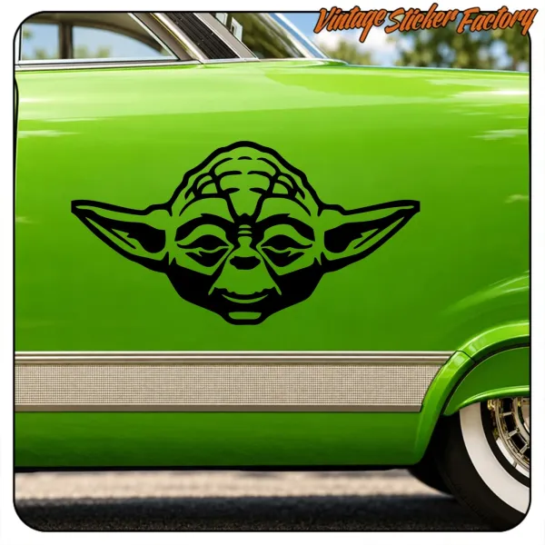 Pegatina de Yoda en negro sobre el lateral de un coche verde