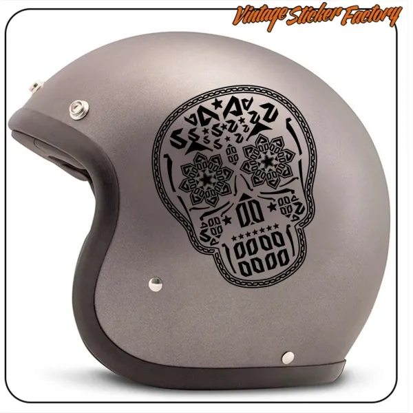 Detalle de la pegatina de calavera mexicana negra sobre un casco gris
