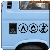 Vinilo negro con símbolos de acampada aplicado en el lateral de una furgoneta azul