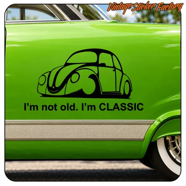 Vinilo negro con coche clásico y lema “I’m not old. I’m CLASSIC” aplicado en un coche verde