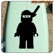 Vinilo negro de ninja aplicado sobre una tabla de surf verde claro