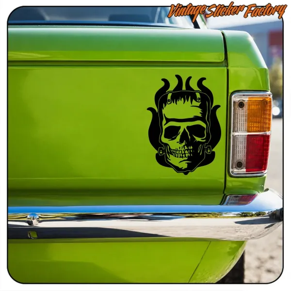 Pegatina de calavera Frankenstein negra aplicada en la parte trasera de un coche verde