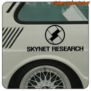 Pegatina negra Skynet Research colocada junto a la rueda trasera de un coche blanco