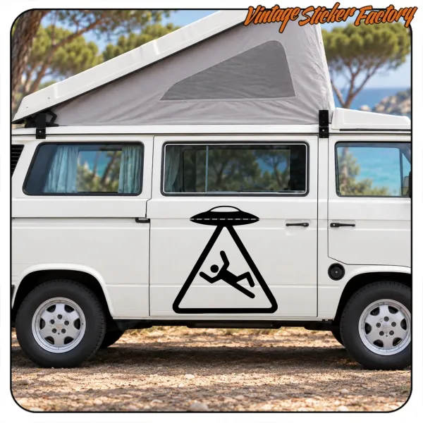 Vinilo con platillo volante y figura humana aplicado en una camper blanca