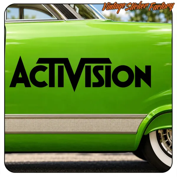 Vinilo Activision en negro aplicado en el lateral de un coche verde
