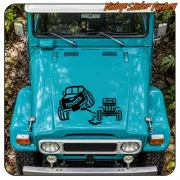 Pegatina negra con dos todoterrenos Toyota y Jeep aplicada en el capó de un vehículo azul