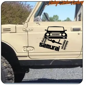 Pegatina Suzuki Samurai negra en la puerta de un todoterreno beige