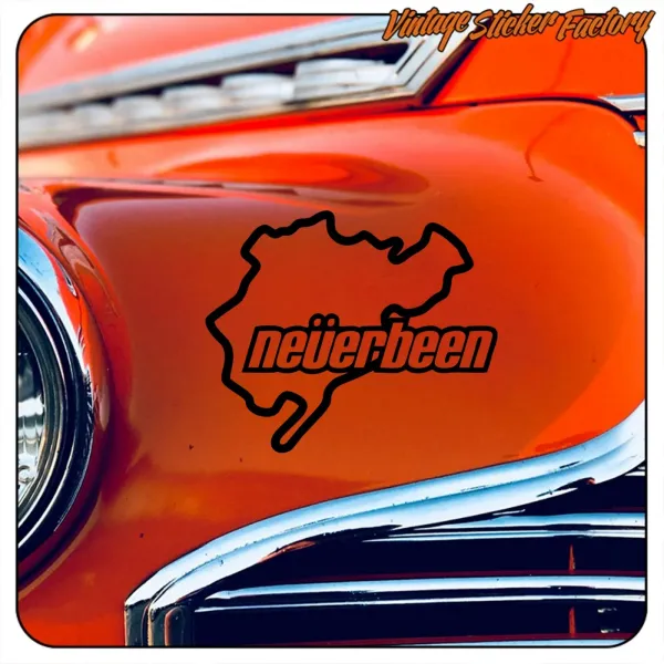 Pegatina Neverbeen negra colocada en el frontal de un coche naranja