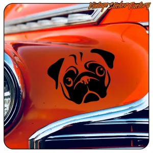 Motif de carlin noir appliqué sur la carrosserie orange d’une voiture classique