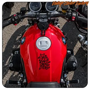 AUTOCOLLANT ROULER OU MOURIR 2. ACHETEZ DES AUTOCOLLANTS EN VINYLE.